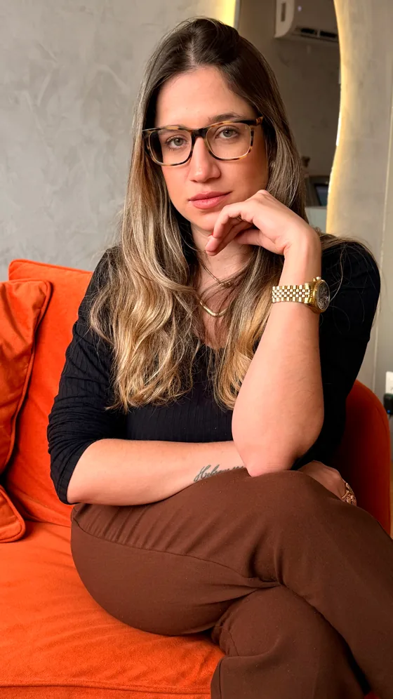 Retrato da advogada Nathalia Louback.